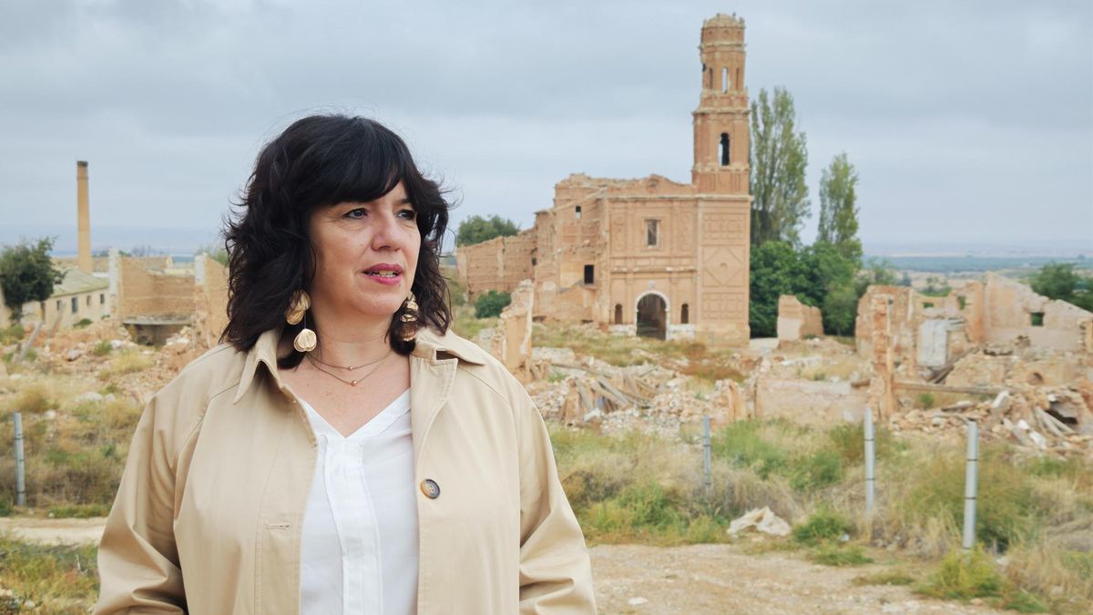 La diputada del PSOE por Zaragoza, Marta Gracia, en el Pueblo Viejo de Belchite.