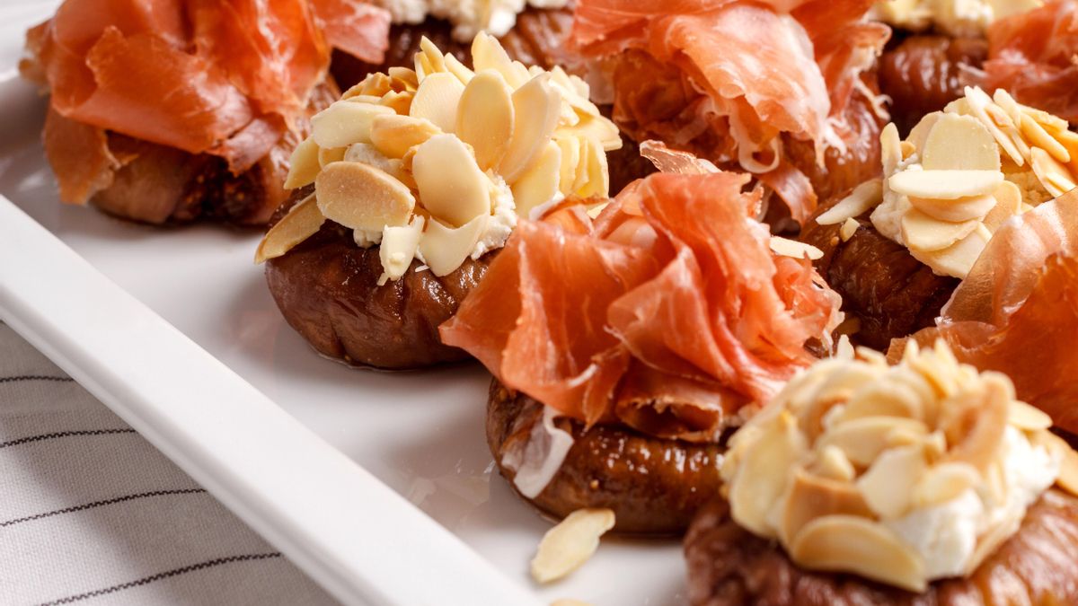 Champiñones rellenos de queso y jamón serrano