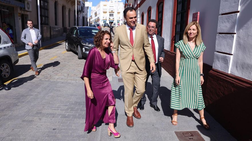 La ministra de Hacienda, María Jesús Montero, en su vista a Lebrija en Sevilla