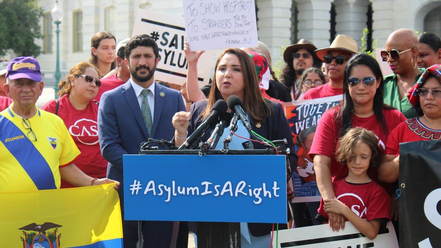 La orden de Biden sobre el asilo lo distancia del ala demócrata más progresista