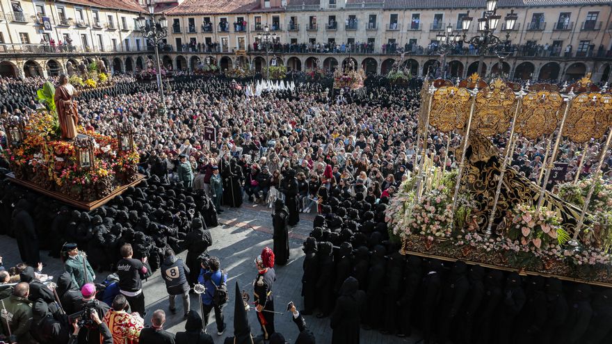 Celebración del acto de El Encuentro en el transcurso de la Procesión de los Pasos de León