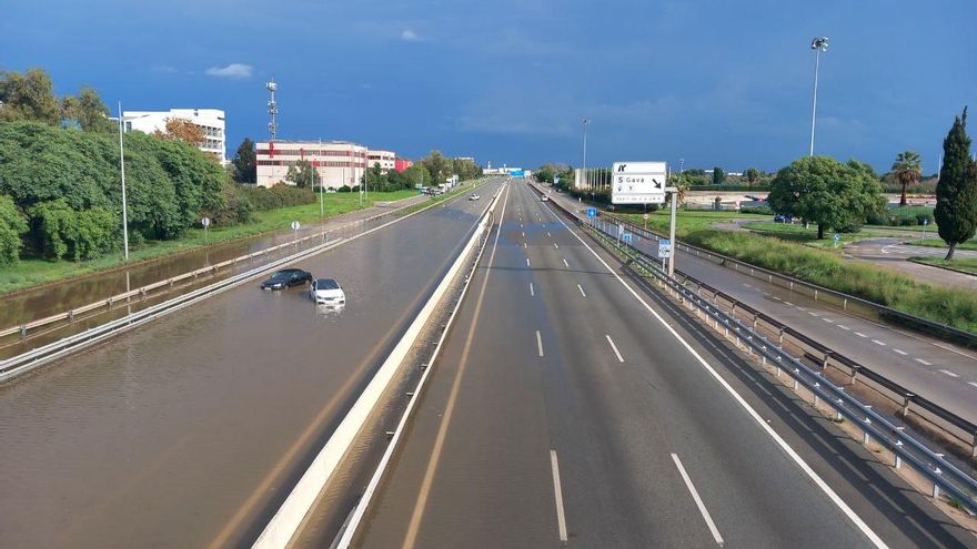 Un temporal en Cataluña causa inundaciones y obliga a suspender los trenes y cancelar vuelos