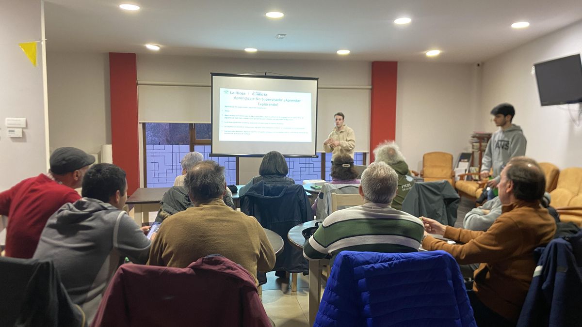 Clase de inteligencia artificial en los cursos de La Rioja Rural Conecta en Ojacastro