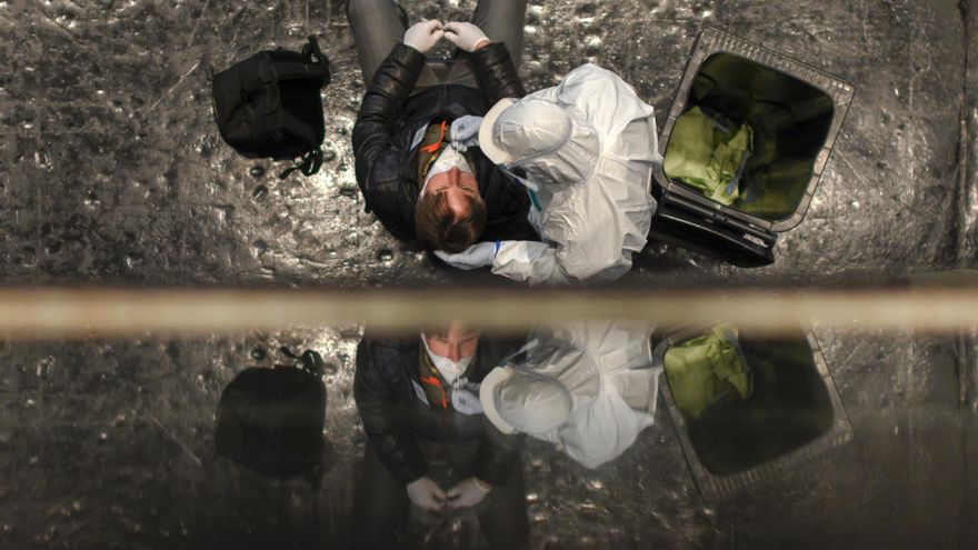 Un enfermero realiza una PCR en Viena, Austria, en una imagen de archivo. EFE/EPA/CHRISTIAN BRUNA