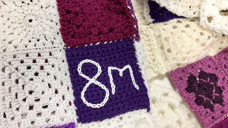 Detalle de los 'granny squares' que forman parte del lazo morado y blanco para el 8M