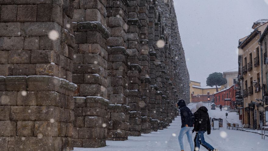 El acueducto de Segovia nevado tras el paso de la borrasca Filomena, Castilla y León, a 8 de enero de 2020