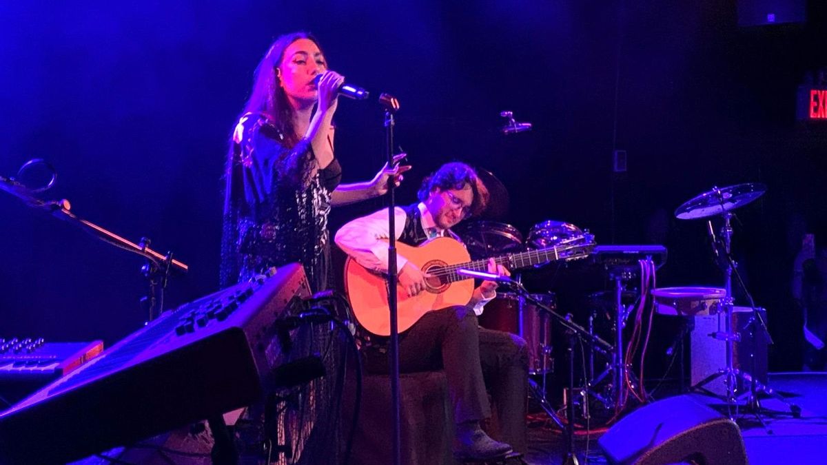 David de Arahal acompañando a la guitarra a la pozalbense María José Llergo.