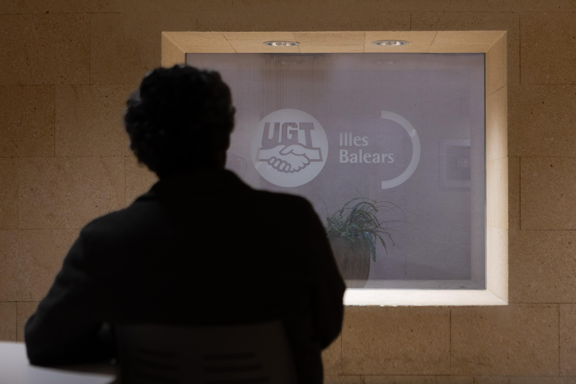 Otro de los trabajadores que ha denunciado represalias, frente a la sede de UGT)