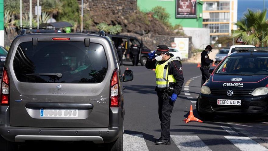 Controles de tráfico en Santa Cruz de Tenerife para vigilar el confinamiento