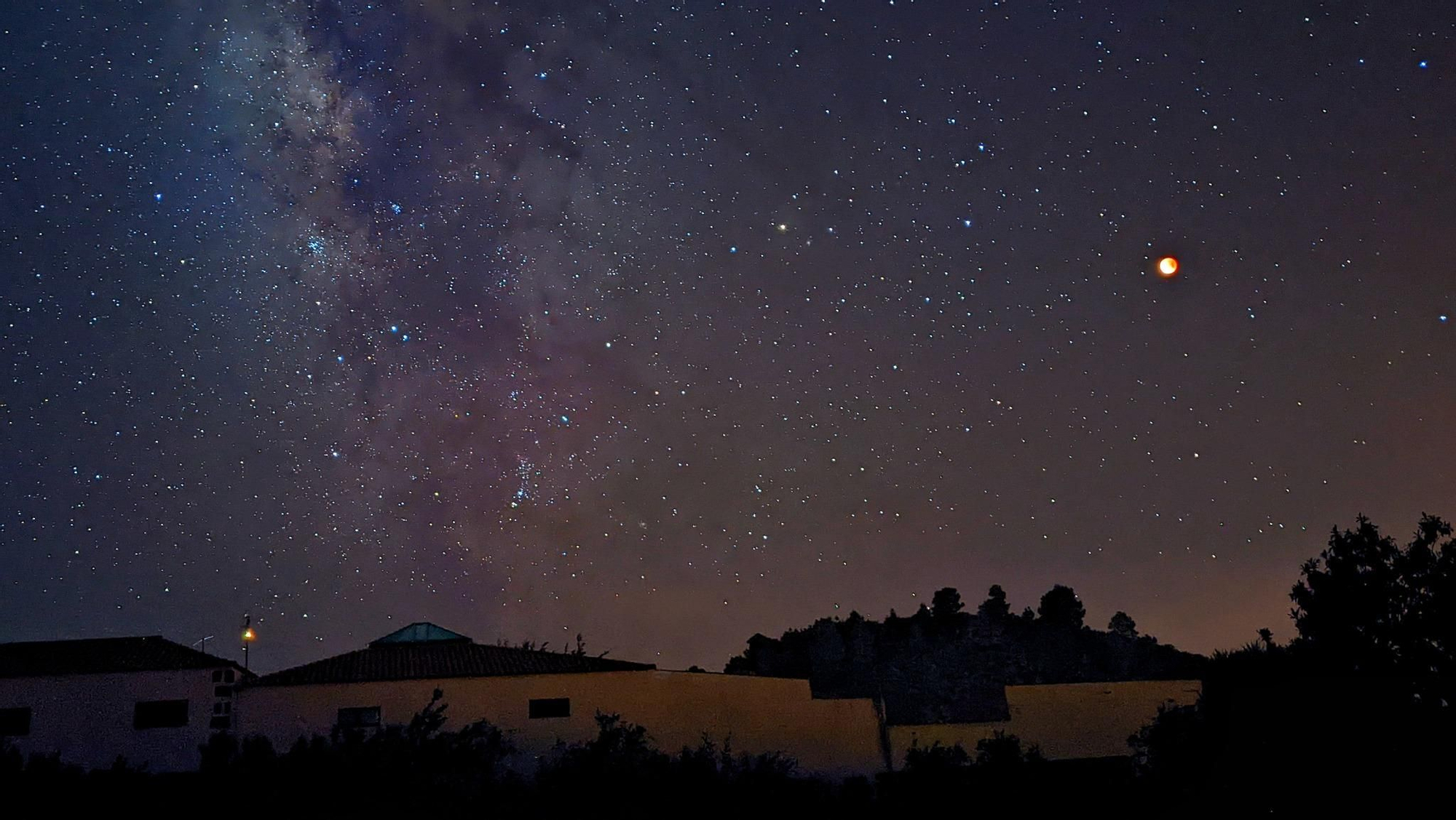 Fotografía  del eclipse lunar realizada  por José F. Arozena el pasado 16 de mayor desde El Paso, junto al nuevo  volcán de La Palma en Cumbre Vieja, con un móvil.