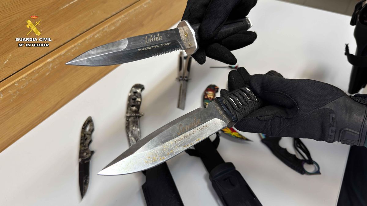 Machetes, navajas "mariposa" y droga: Interceptada una pareja de madrugada en Alberite