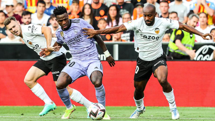 Los autores de los insultos racistas a Vinícius en València aceptan ocho meses de prisión y dos años sin entrar a estadios