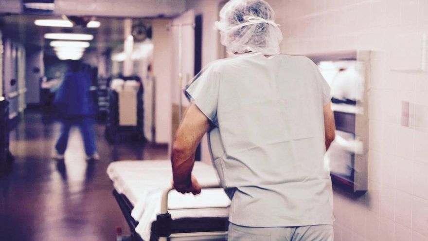 Celadores, una profesión de riesgo: “Somos la primera línea, el contacto más directo con los pacientes”