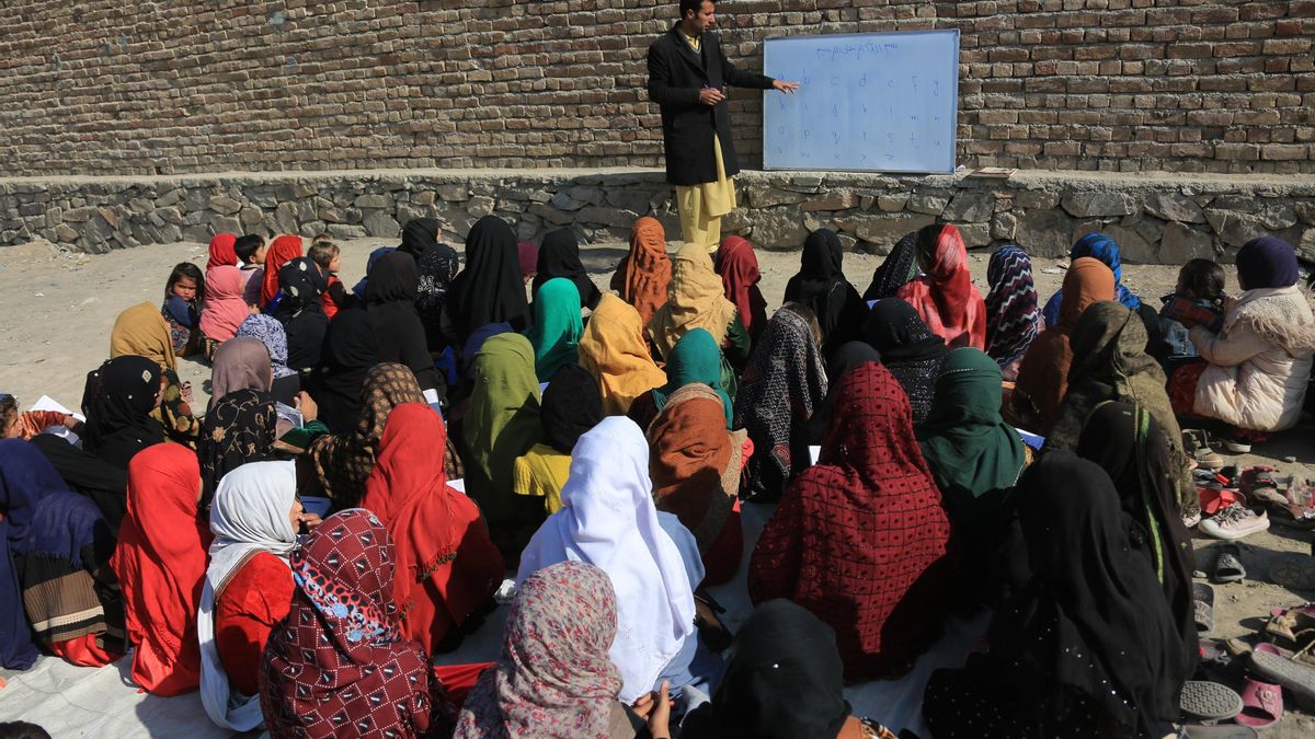 Profesor da una clase a niñas en Kabul, Afganistán