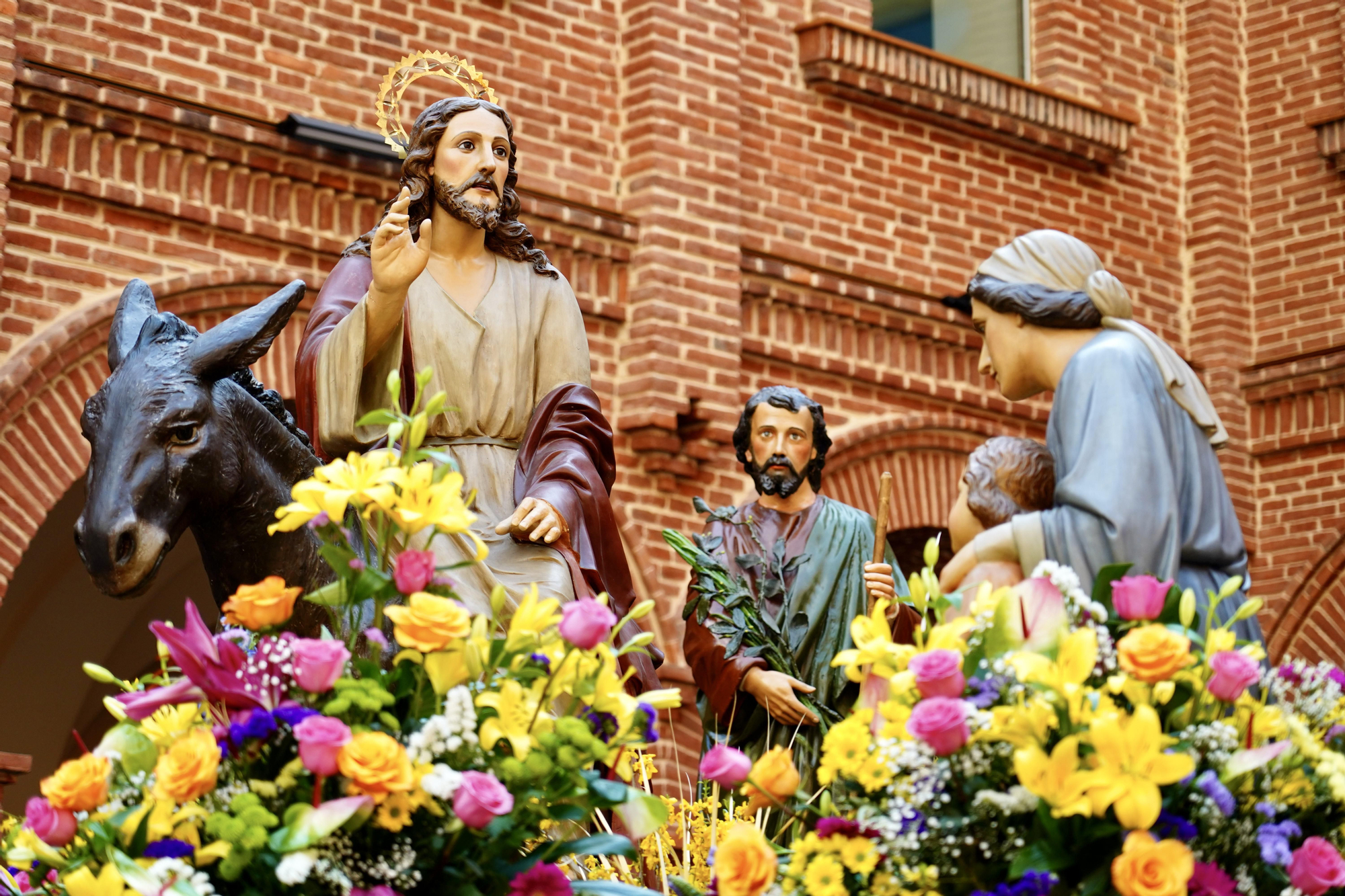 Una procesión de Las Palmas en León bajo el sol y en imágenes
