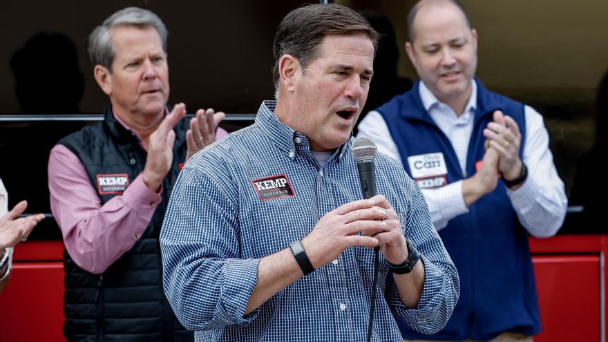 El gobernador de Arizona se apresura a terminar un muro de contenedores en la frontera