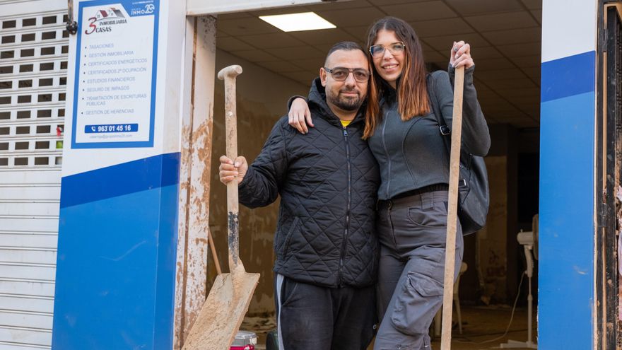 Miguel esprinta para reabrir su inmobiliaria en Catarroja, Nacho cierra su panadería para siempre