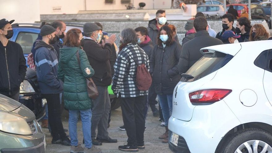 Una veintena de personas ha apoyado al joven en la calle Fray Tomás de Berlanga