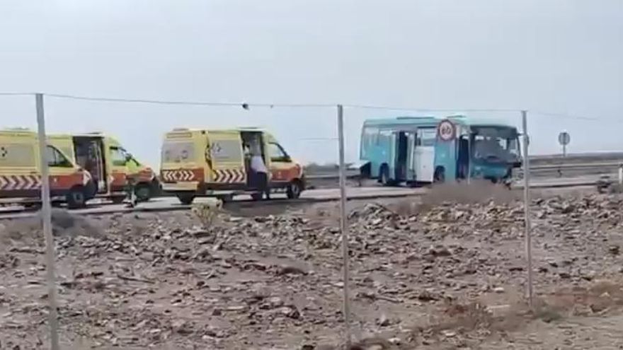 Un muerto y 16 heridos tras la colisión frontal entre un coche y una guagua en Gran Canaria