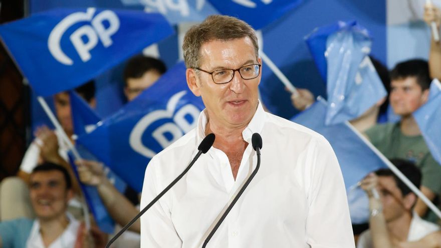 El líder del PP, Alberto Núñez Feijóo, interviene durante un acto de campaña electoral del PP, en el Auditorio Víctor Villegas, a 12 de julio de 2023, en Murcia, Región de Murcia (España). Feijóo ha viajado a Murcia acompañado de Aznar y Ana Botella para