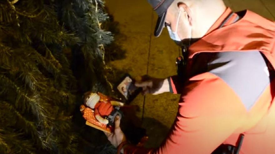Un policía foral recibe un regalo de Navidad