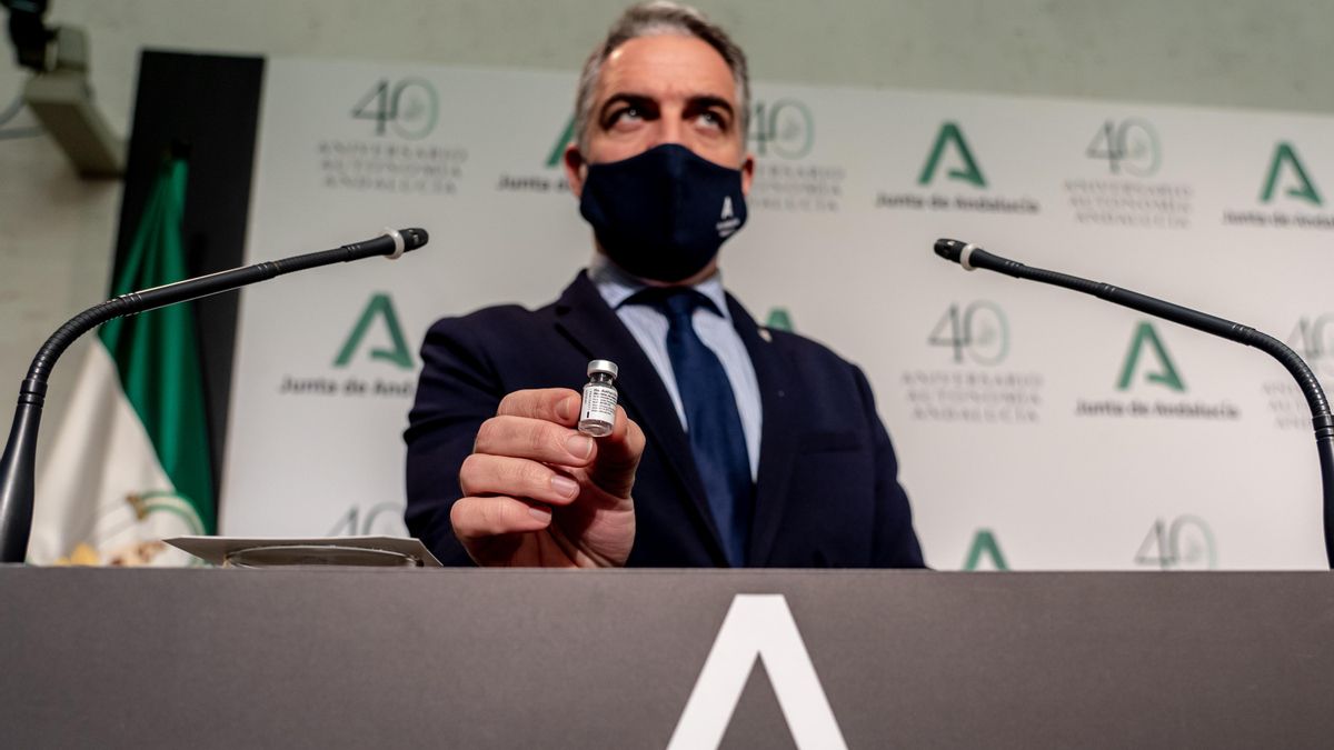 El consejeros de la Presidencia, Administración Pública e Interior, Elías Bendodo, muestra el envase vacío de una vacuna en la  rueda de prensa posterior a la reunión del Consejo de Gobierno. Sevilla a 29 de diciembre 2020