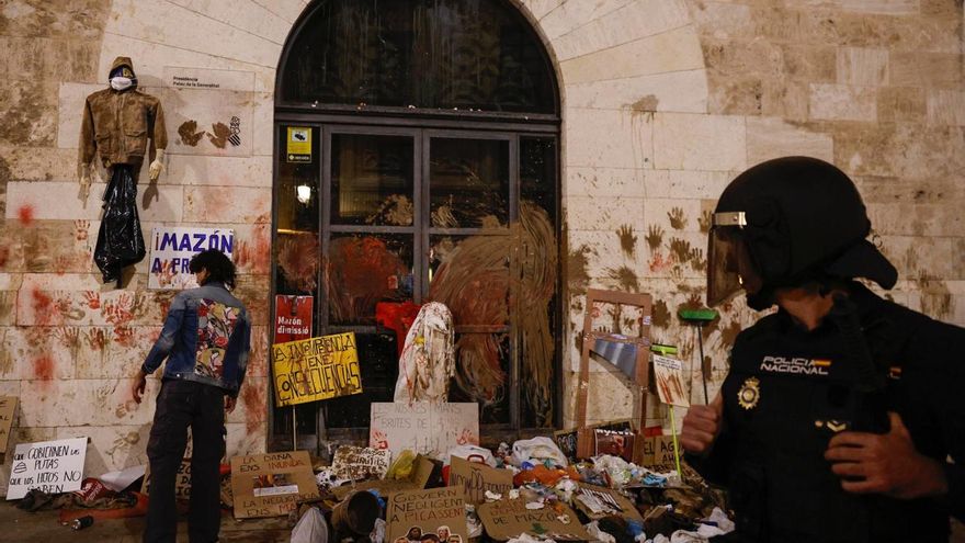 Una València desamparada pide a Mazón que se vaya mientras intenta salir del abismo