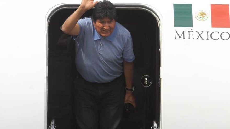El expresidente de Bolivia Evo Morales saluda a su llegada al Aeropuerto Internacional de la Ciudad de México (México).