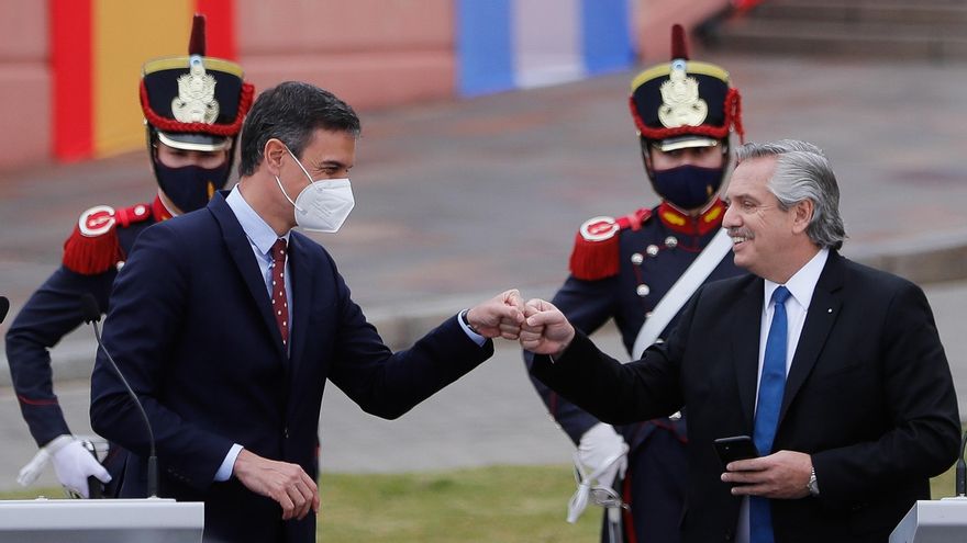 El jefe de Gobierno español, Pedro Sánchez (i), participa en una conferencia de prensa con el presidente argentino, Alberto Fernández (d), hoy miércoles en la Casa Rosada en Buenos Aires (Argentina). EFE/ Juan Ignacio Roncoroni