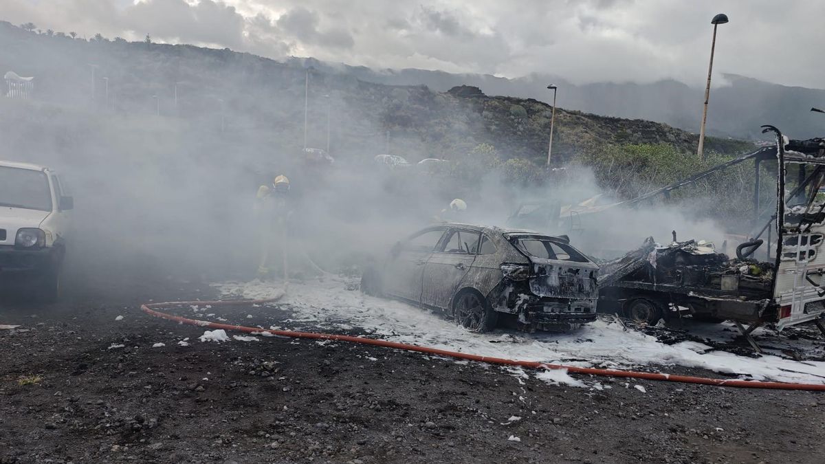 El incendio de una autocaravana en Los Cancajos afecta a dos coches