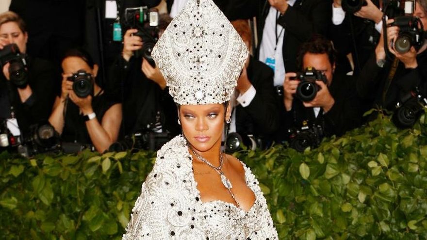 De Lady Gaga a Rihanna: cinco looks y anécdotas que ha dejado la Met Gala en la historia