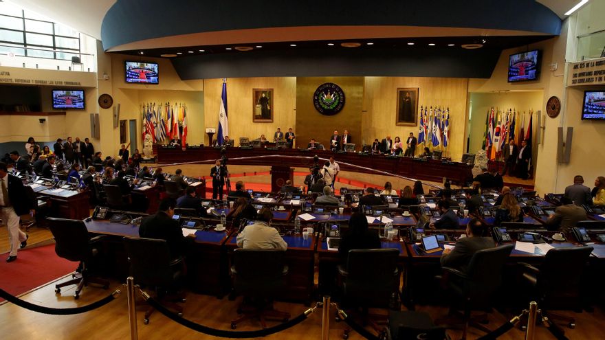 Funcionarios de Bukele encabezan la carrera por dominar el Congreso salvadoreño