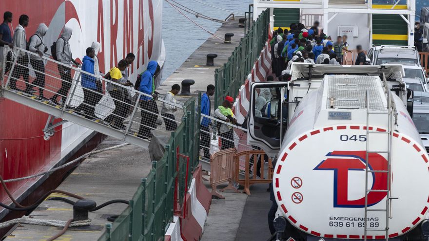 Los traslados exprés de migrantes desde El Hierro no cesan: en la isla solo quedan nueve adultos