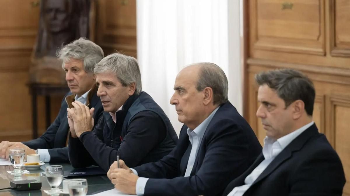 El estudio británico detrás del "pasaporte dorado" argentino pidió US$25 millones, pero el Gobierno niega un acuerdo comercial