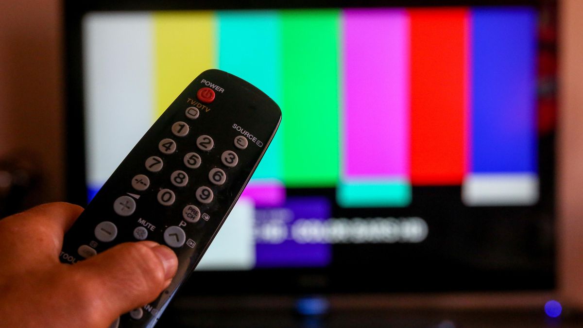 Archivo - Una persona utiliza su mando de la televisión para buscar canales