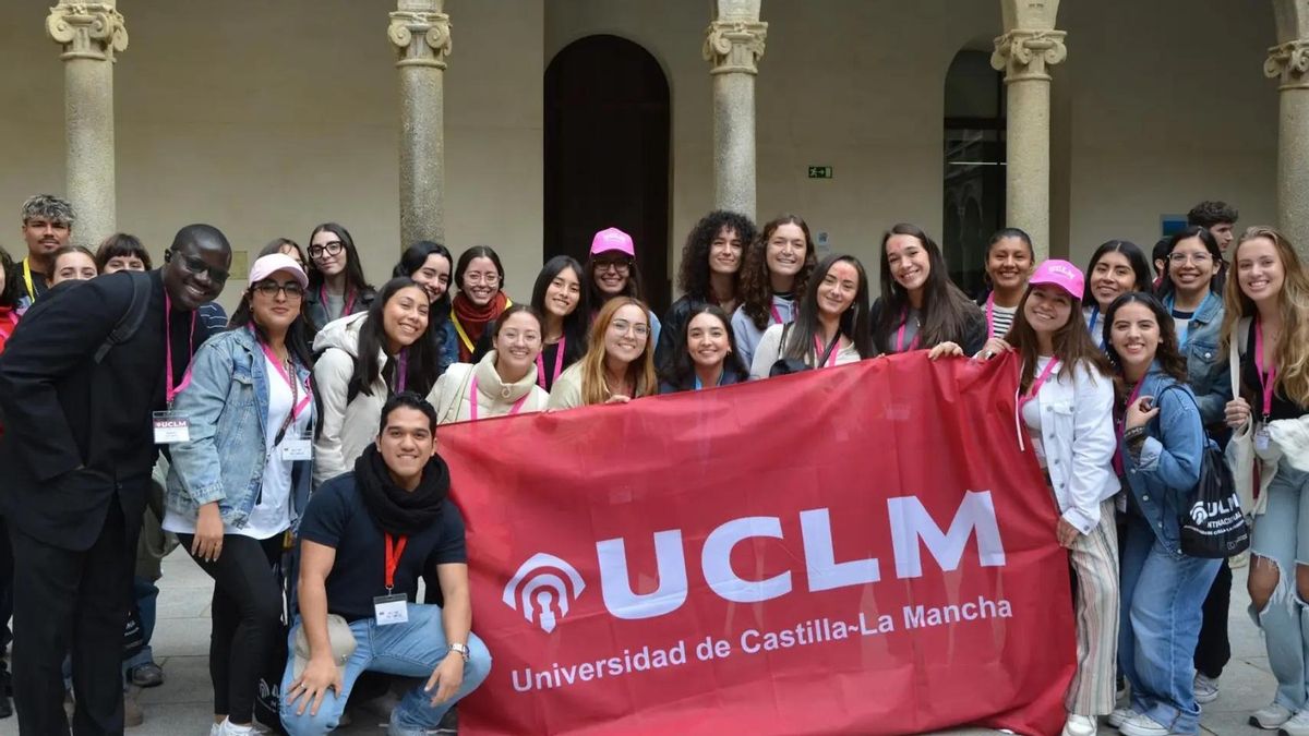 Alumnos de UCLM Internacional en el patio Covarrubias del edificio San Pedro Martín, una de la sedes universitarias en Toledo