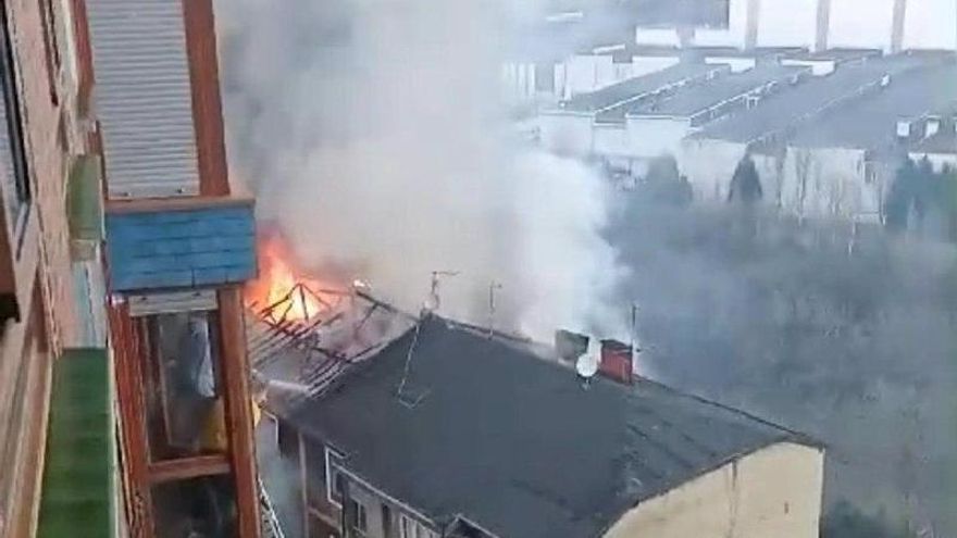 Fallece un hombre tras precipitarse por la ventana de un edificio incendiado en Basauri