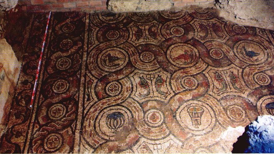 Mosaico excavado por Pedro Marfil en la mezquita de Santa Catalina (Santa Clara) en 1995.