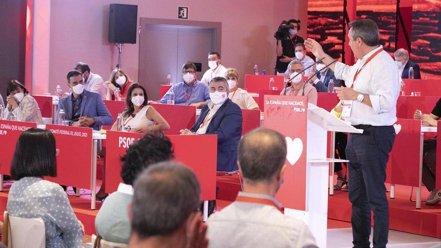 El candidato del PSOE-A a la Junta, Juan Espadas, interviene en el Comité Federal del PSOE ante el secretario general, Pedro Sánchez,
