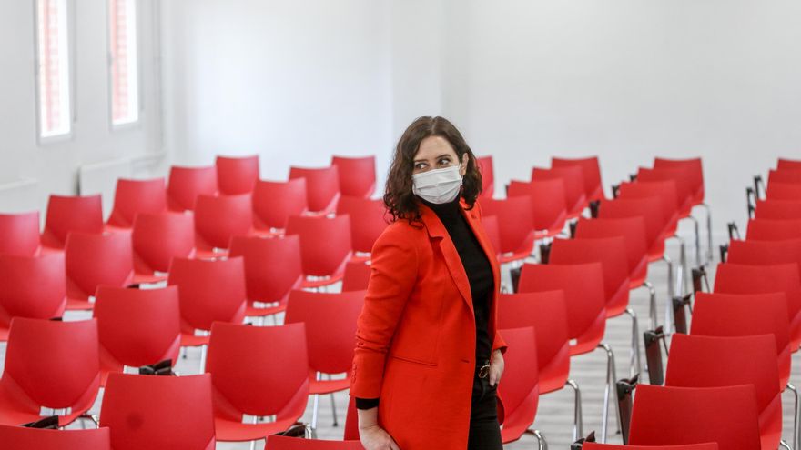 Trabajar para poder estudiar en la pública mientras Ayuso da ayudas a 'cienmieluristas' de la privada