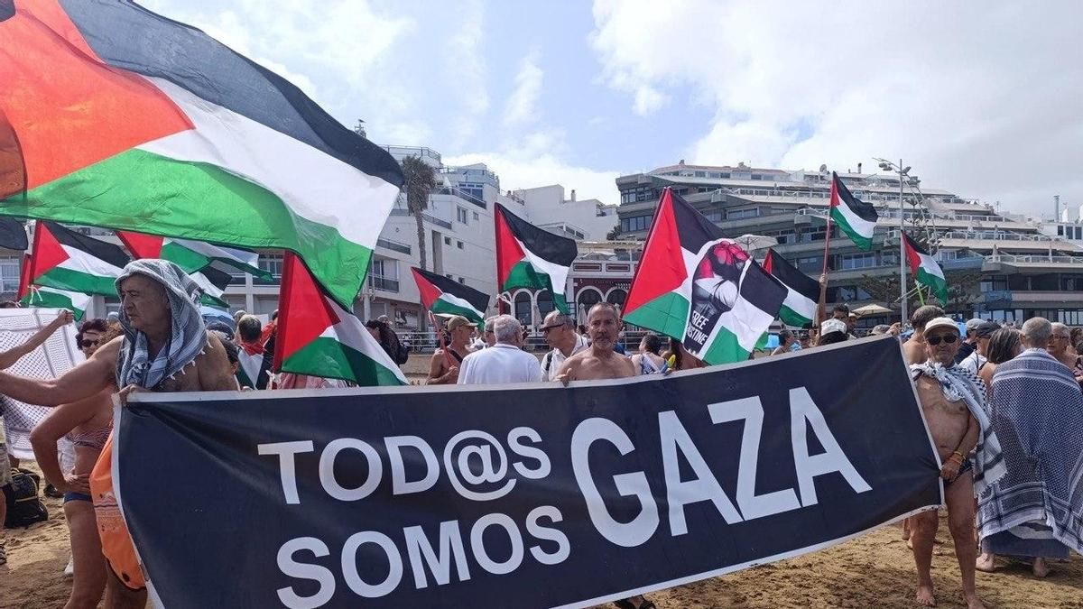 Banderas de Palestina ondean en la barra de Las Canteras en un acto solidario a favor de los niños de Gaza