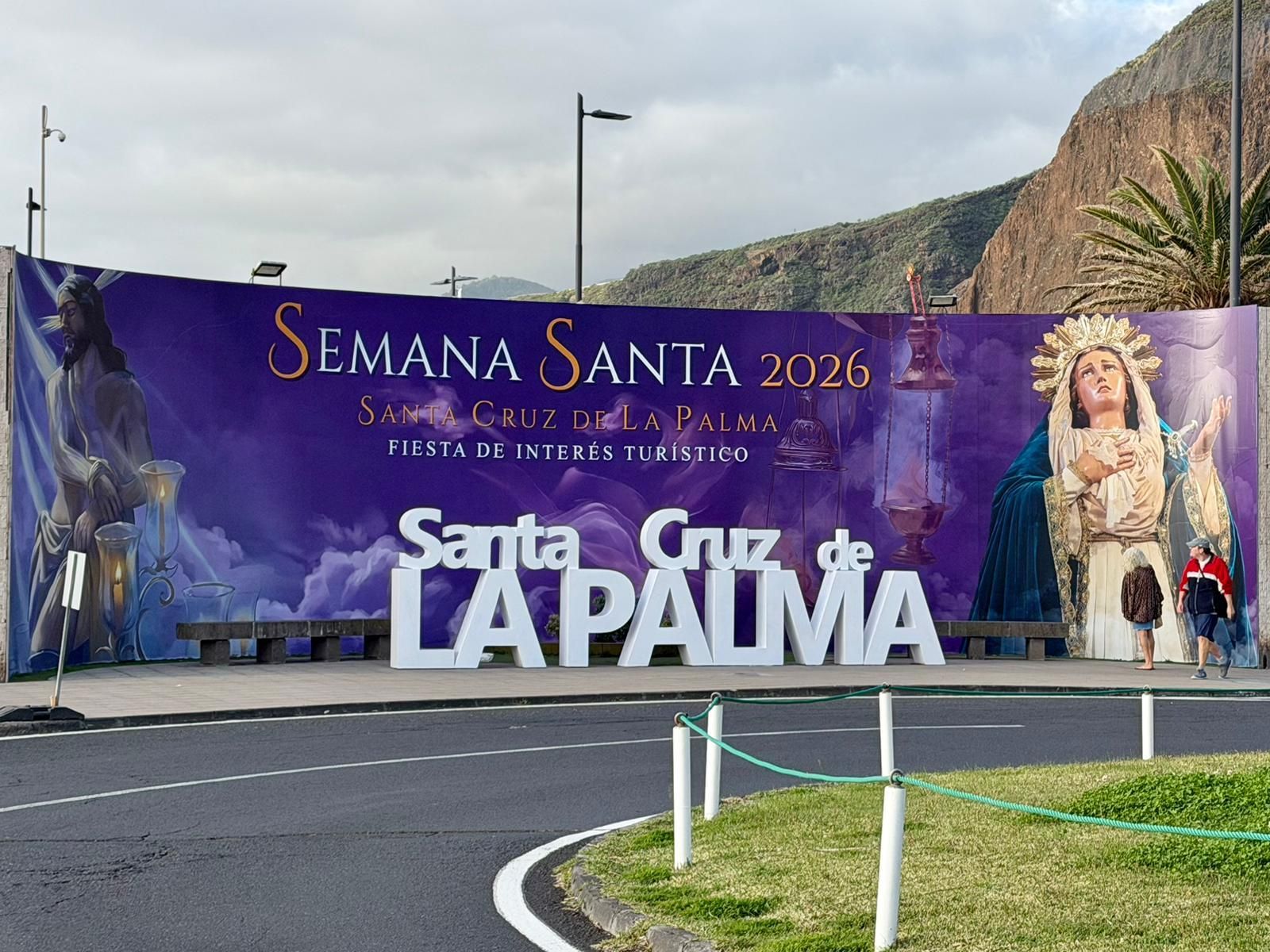 Santa Cruz de La Palma transforma su kilómetro cero en un homenaje al Martes Santo.