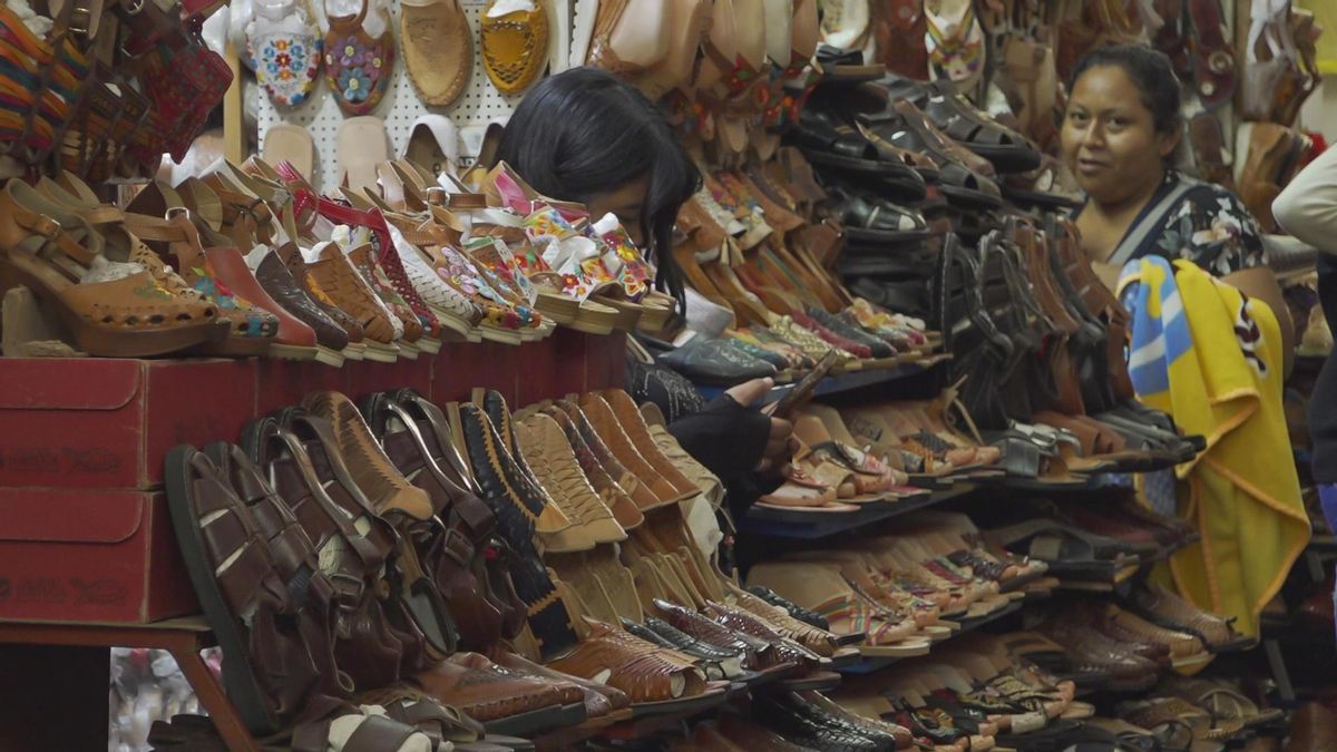 Sandalias huaraches tradicionales en un mercado de Oaxaca (México)