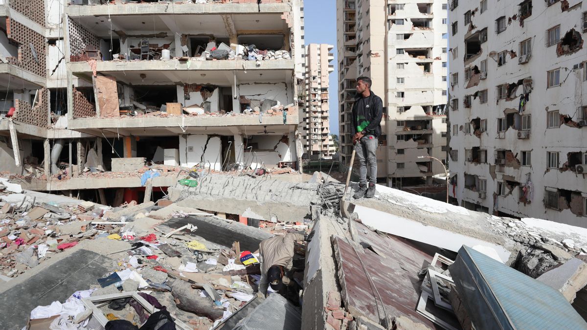 Un hombre observa sobre un edificio afectado por un terremoto este viernes, en La Guaira (Venezuela).