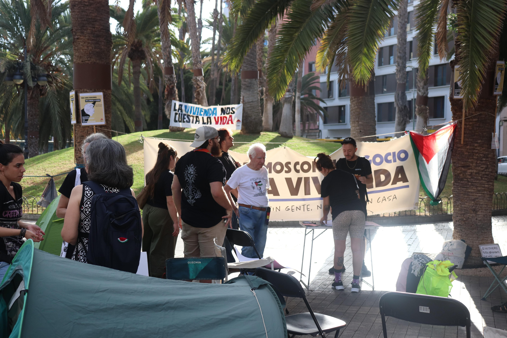 Personas en la acampada en la Plaza de la Feria (Las Palmas de Gran Canaria) por el derecho a la vivienda