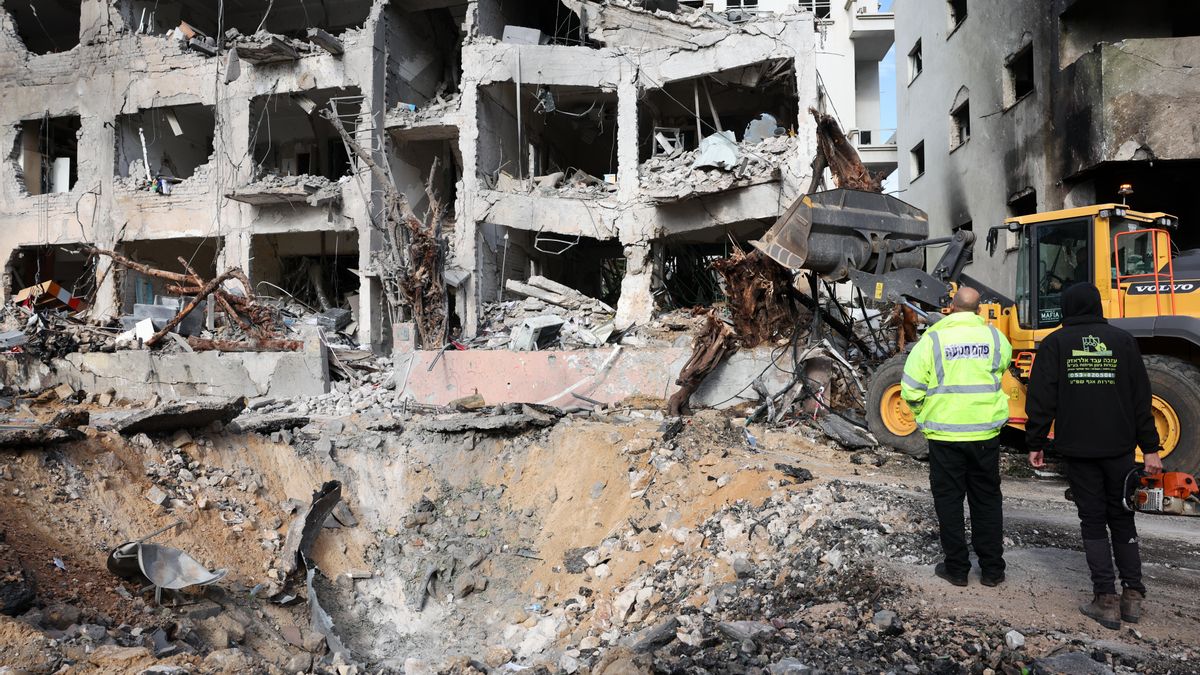 Personal de los servicios de emergencia inspecciona los daños en el lugar del impacto de un misil iraní en Tel Aviv, Israel, el 1 de marzo de 2026.