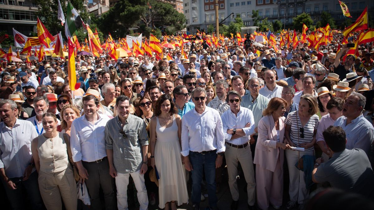 Dirigentes 'populares', en la concentración convocada y liderada por el presidente del Partido Popular, Alberto Núñez Feijóo.