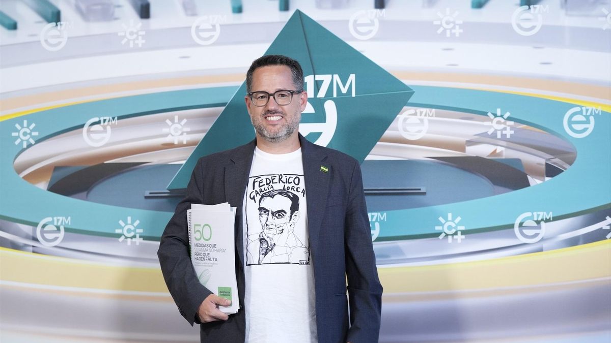 José Ignacio García con su camiseta dedicada a García Lorca.