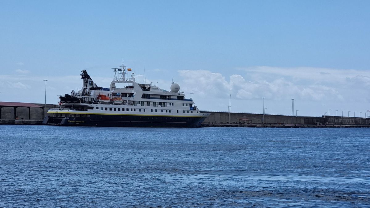 El  crucero de expedición  ‘Nacional Geographic Orion’, este viernes, en el puerto de Santa Cruz de La Palma.
