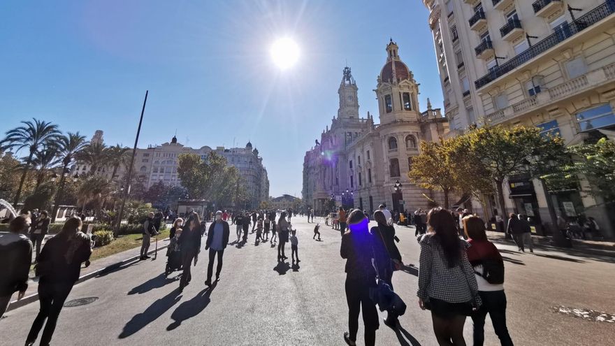 La plaza del Ayuntamiento peatonalizada de forma provisional.
